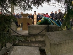 Зруйнована могила на цвинтарі у селі Верхрата