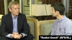 Корреспондент Радио Озоди Сайф Сафар беседует с Тиит Ландом