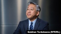 Дональд Лу.