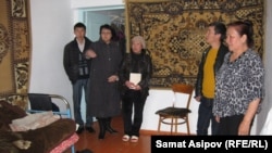 Ардагерден кабар алганы келген социалдык өнүктүрүү башкармалыгынын кызматкерлери