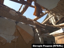 Зруйнований будинок Надії в Маріуполі, який вже не підлягає відновленню. Жінка приїхала щоб подивитися на руїни та забрати речі. Квітень 2022 року