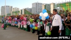 Aşgabadyň orta mekdepleriniň birinde 1-nji sentýabrda täze okuw ýylyna başlaýan çagalar we bilim işgärleri (Arhiw suraty)