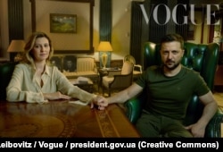 Одна з фотографій першої леді України Олени Зеленської з чоловіком Володимиром Зеленським, якою проілюстровано її інтерв’ю журналу Vogue. Автор світлини – відома американська фотографиня Енні Лейбовіц