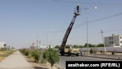 Tomus aýlarynda ýaşaýyş jaýlaryň elektrik energiýasy ýygy-ýygydan kesilýär.