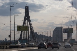 Автомобільний трафік на дорозі через Північний міст