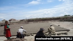 تعداد زیادی از کودکان در افغانستان به عنوان نان آوران خانواده های شان٬ کار های شاقه را انجام می دهند .