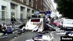 Лондондун Твисток-скверинде жанкечти жардырган эки кабат автобустун жолоочу адам тартып алган сүрөтү. 7-июль 2005