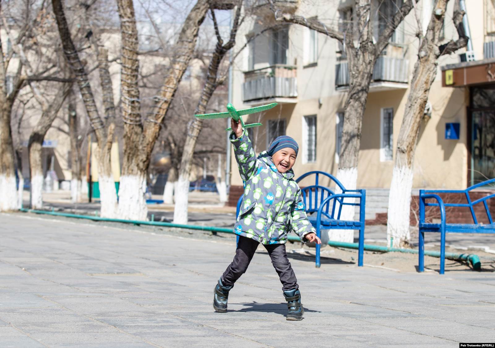 Байқоңыр көшесінде ойнап жүрген бала. 15 наурыз 2019 жыл.