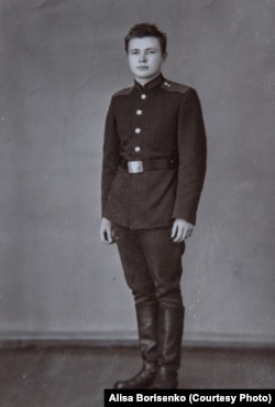 Юлий Худяков Советтик армияда кызмат өтөгөн соң.