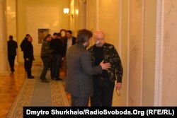 Олександр Турчинов і депутат-регіонал Вадим Новинський в кулуарах парламенту 20 лютого
