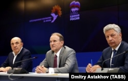 Вадим Рабинович, Виктор Медведчук (в центре) и Юрий Бойко, руководители украинской пророссийской партии "Оппозиционная платформа – За жизнь" (ОПЗЖ) на встрече с тогдашним премьер-министром РФ, председателем партии "Единая Россия" Дмитрием Медведевым. Москва, 10 июля 2019 года