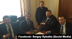 Фотографія зі сторінки Сергія Рибалка у Facebook, на якій депутати Радикальної партії їдять «родинні» снеки Рибалки