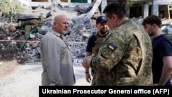 Прокурор Міжнародного кримінального суду Карім Хан (ліворуч) відвідує місця воєнних злочинів у Харкові, 15 червня 2022 року