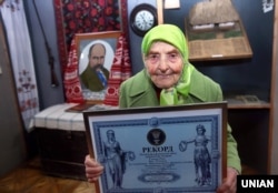 Директор Березанського історико-краєзнавчого музею Галина Рих під час реєстрації національного рекорду в номінації «Директор музею найповажнішого віку», в місті Березані Київської області, 16 березня 2017 року. Цього дня Галині Рих виповнилося 95 років. Це досягнення буде внесено до Національного реєстру рекордів в категорії «Люди»