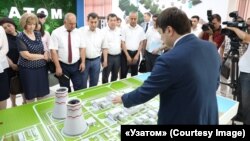 Представитель агентства «Узатом» демонстрирует публике макет российской атомной электростанции. Архивное фото
