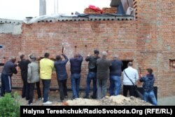 Жителі з кувалдами протестують