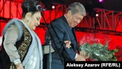 Певица Бибигуль Тулегенова и аким Алматы Ахметжан Есимов на "Параде оркестров". Алматы, 6 сентября 2012 года.