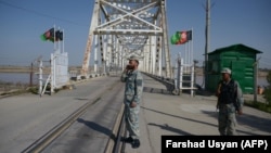 Сотрудники афганской пограничной полиции на афганской стороне моста Термез — Хайратон. Архивное фото