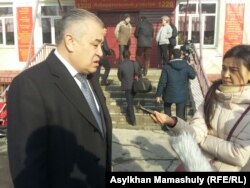 Председатель партии «Ата Мекен» Омурбек Текебаев отвечает на вопросы журналистов. Бишкек, 11 декабря 2016 года.