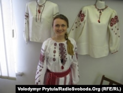 На виставці вишиванок Віри Роїк та її учениць, квітень 2011 р.