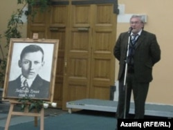 Равил Бохараев Казанда Габдулла Тукайның тууына 125 ел тулуга багышланган күргәзмәдә