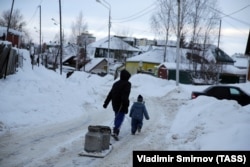Росія. Ханти-Мансійськ. Син із батьком везуть воду на одній із вулиць міста. Володимир Смирнов/ТАРС