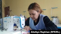Швея Разия Муратбекова.
