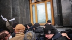 Поліцейські знімають плакат зі стіни Офісу президента