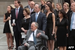 Бывшие президенты США Джордж Буш-старший и Джордж Буш-младший на похоронах