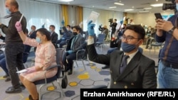 Участники внеочередного съезда Общенациональной социал-демократической партии (ОСДП).