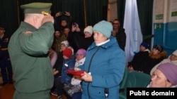 Аскын районында хәрби комиссар сугышта улы вафат булган анага бүләк тапшыра