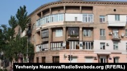 Будинок у Соцмісті, вигляд якого зазнав втручання збоку його мешканців