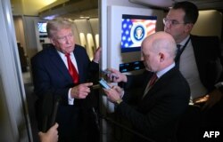 Дональд Трамп разговаривает с журналистами на борту президентского самолета Air Force One, 13 апреля 2025 года