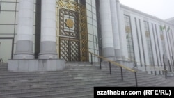 Türkmenistanda bir ýokary okuw jaýynyň girelgesi