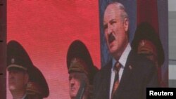 Аляксандар Лукашэнка выступае на вайсковым парадзе