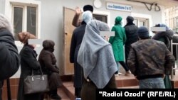 У входа в инфекционную больницу в махалле Зарафшан в Душанбе