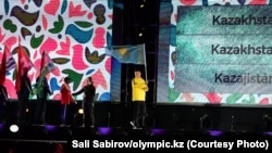 Боксшы Дамир Тойбай Жасөспірімдер олимпиадасының ашылу салтанатында Қазақстан туын ұстап шыққан сәт. Буэнес-Айрес, 6 қазан 2018 жыл.
Сурет авторы: Сали Сабиров, Қазақстан ҰОК