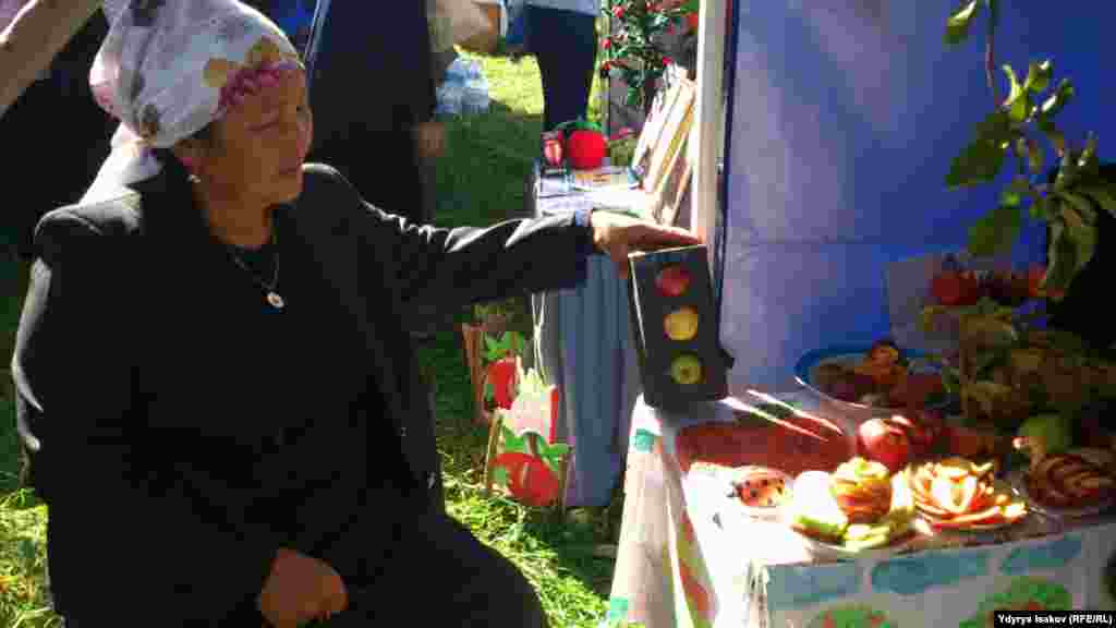 Алма сотрунан жасалган светофор.