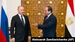 Путин и президент Египта Абдель Фаттах ас-Сиси во время визита президента России в Каир