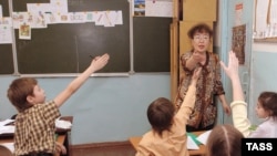 На уроке китайского языка в читинской языковой гимназии