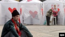 Сторонники претендентов на места в парламенте намерены стоять (сидеть) до конца