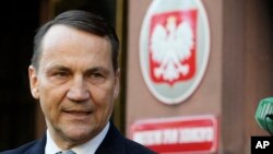 Радослав Сикорский подчеркнул, что Польша будет участвовать в «коалиции желающих», но не отправит войска в Украину