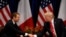 Президент Франції Емманюель Макрон (л) та президент США Дональд Трамп (п)