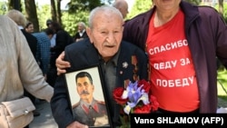 Ветеран войны с портретом Сталина в Тбилиси, 9 мая 2025 года