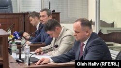 Олексій Чернишов (другий зліва) у залі суду, Київ, 27 червня 2025 року