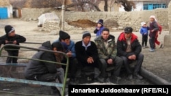 Жители приграничного села Ак-Сая. 23 января 2014 года.