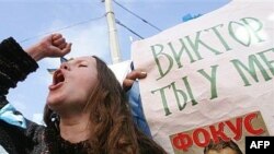 Сторонники парламентской коалиции не уходят от здания Конституционного суда