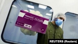 «Ремдесивир» дарысын америкалык «Гилеад» фармацевтикалык компаниясы алгач Эбола вирусун дарылаш үчүн иштеп чыккан. 