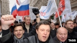 Некоторый опыт объединения у Григория Явлинского и его партии уже имеется. Так, например, в антифашистском марше в декабре прошлого года "Яблоко" выступило совместно с СПС