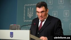«Ми їх не денонсуємо. З Мінськими домовленостями треба працювати. Інших немає. Але треба розуміти, що виконати у тому вигляді, як вони є, ми не можемо»